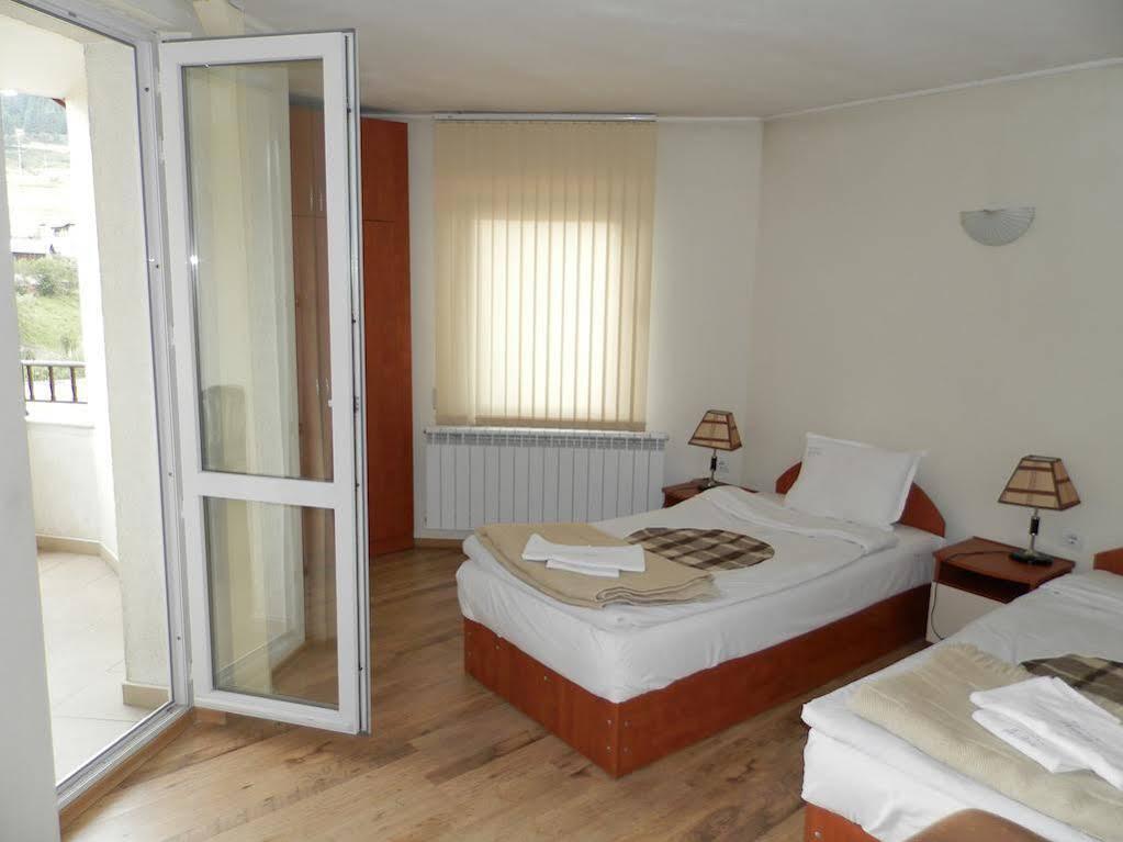 Family Hotel Daisy Borino Экстерьер фото